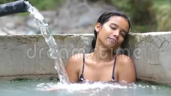 年轻女子在周末的自然温泉里脱妆视频的预览图