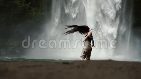 在巴厘岛第一区的一个华丽的大瀑布前女孩正在翩翩起舞视频的预览图