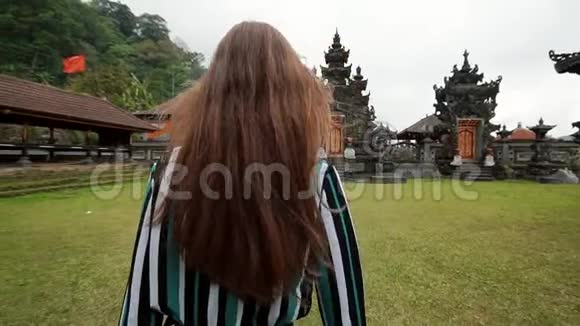 一个漂亮的女孩走着在巴厘岛的第一部分探索当地的边缘视频的预览图