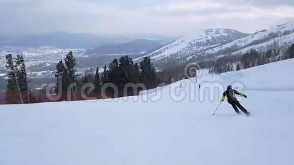 在雪山阳光明媚的冬日快乐的滑雪者在乡间尽情滑雪极限自由滑雪者乘坐新鲜视频的预览图