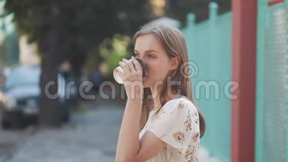 特写一幅迷人的年轻白人女孩的肖像棕色头发蓝色眼睛穿着白色衣服的雀斑视频的预览图