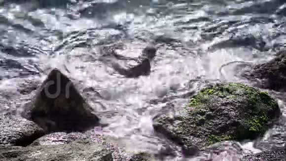 轻柔的波浪在岩石上破碎视频的预览图
