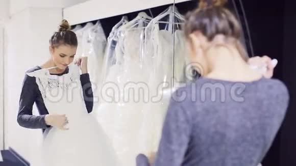 穿着婚纱的女孩在镜子前炫耀视频的预览图