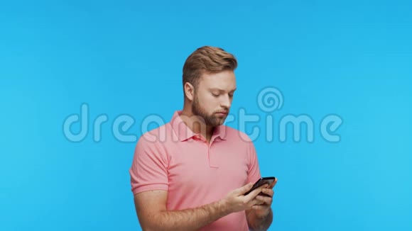 富有表现力的年轻人拥有智能手机背景充满活力英俊的人的肖像视频的预览图