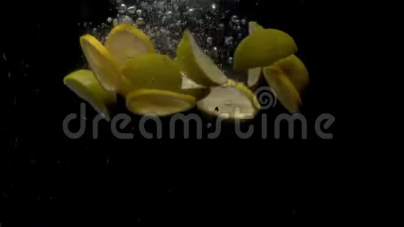 切片柠檬掉进水里视频的预览图