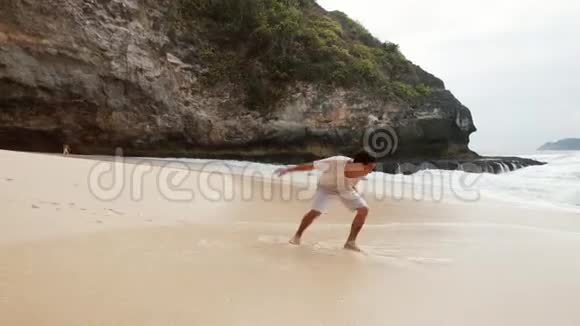 在巴厘岛的Kelingking海滩上运动员跑步并做酷炫的特技表演视频的预览图