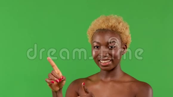 美丽快乐的黑人非洲性感年轻女性性格开朗的女孩用黄色波浪发的化妆品化妆视频的预览图