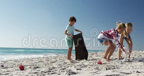 男孩和女孩一起在海滩上享受时光视频的预览图