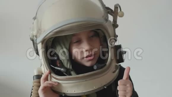 宇航员女孩展示了完美的手势视频的预览图