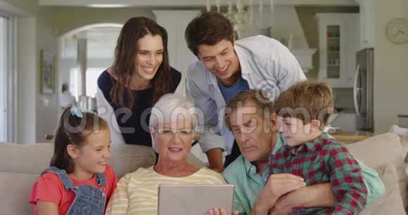 一家人一起在家视频的预览图