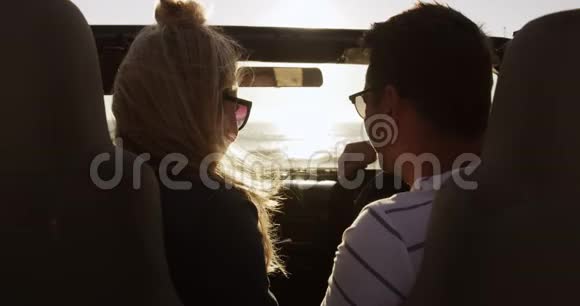 情侣们一起享受旅途中的自由时光视频的预览图