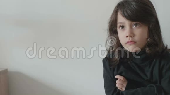 小女孩与龟甲的肖像视频的预览图