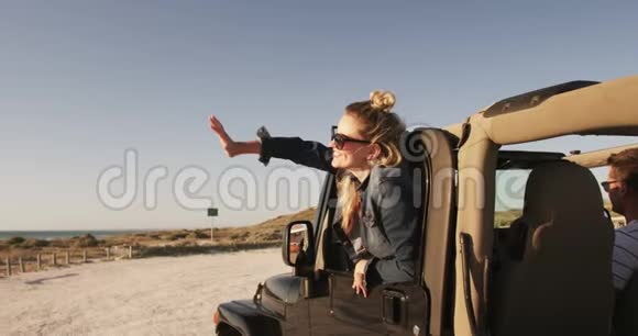 在旅途中享受自由的女人视频的预览图