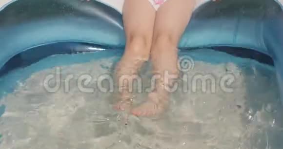 把女婴的腿放在水里视频的预览图