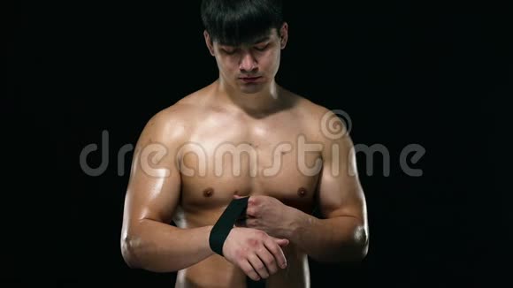 暗箱概念拳击手戴手套的人在黑色背景上与阴影搏斗个人体育娱乐活动视频的预览图