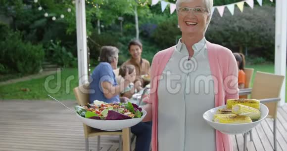 一家人夏天一起在外面吃饭视频的预览图