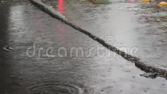城市里一个下雨的下午视频的预览图