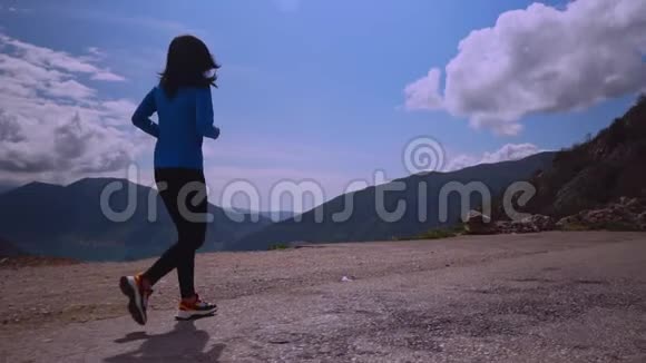女性慢跑训练心脏视频的预览图