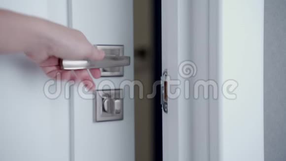 一个女人的手锁住了门视频的预览图