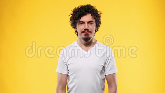 白色t恤上的一个年轻人模板隔离在黄色背景视频的预览图