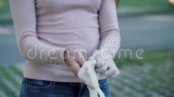 女人戴着白色橡胶医用手套视频的预览图