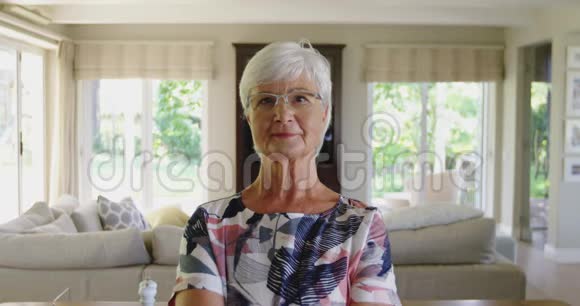 年长的女人呆在家里视频的预览图