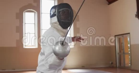 女子击剑运动员在体育馆进行击剑训练视频的预览图