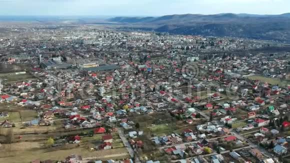 CA罗马尼亚的mpina郊区的空中镜头视频的预览图