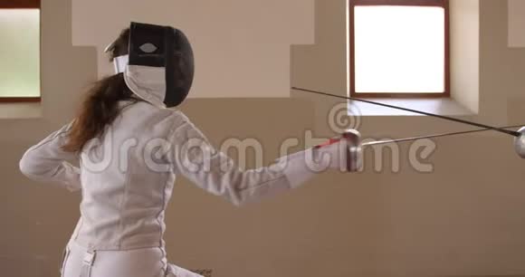 击剑运动员在体育馆进行击剑训练视频的预览图