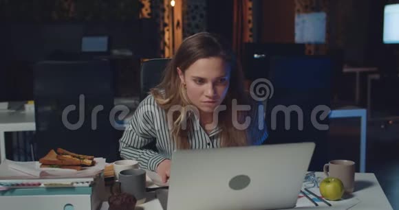 愤怒的女商人在笔记本电脑上工作时尖叫和皱巴巴的纸穿着的女孩发现错误寻找视频的预览图