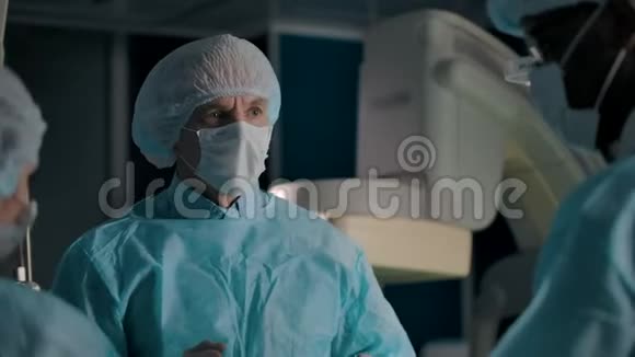 手术室医生和他的三个同事的特写视频的预览图