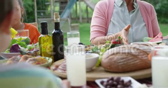 一家人夏天一起在外面吃饭视频的预览图