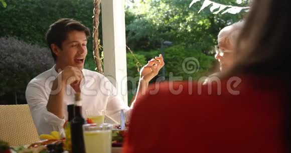 一家人夏天一起在外面吃饭视频的预览图