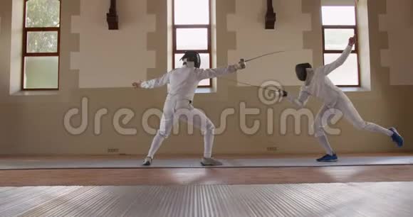 击剑运动员在体育馆进行击剑训练视频的预览图