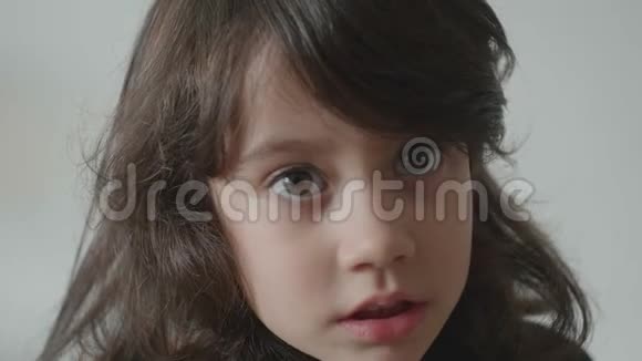 小女孩与Turtleneck肖像视频的预览图
