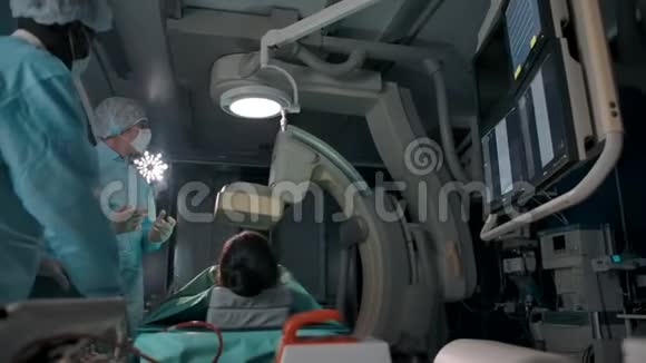 深色皮肤和白种人的外科医生讨论手术视频的预览图