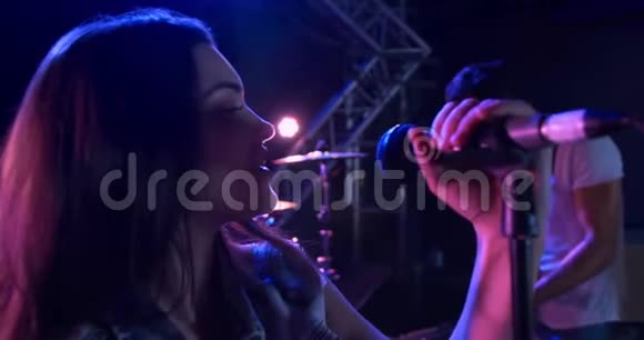 女音乐家在音乐会上唱歌视频的预览图