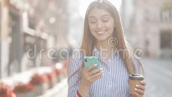 年轻的微笑女孩的肖像棕色头发穿着时尚的条纹衬衫和头巾看上去很高兴和快乐视频的预览图