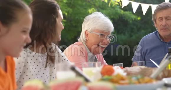 一家人夏天一起在外面吃饭视频的预览图