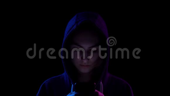 一个手里拿着电话的年轻女人的特写镜头一个黑客入侵了电话然后转身视频的预览图