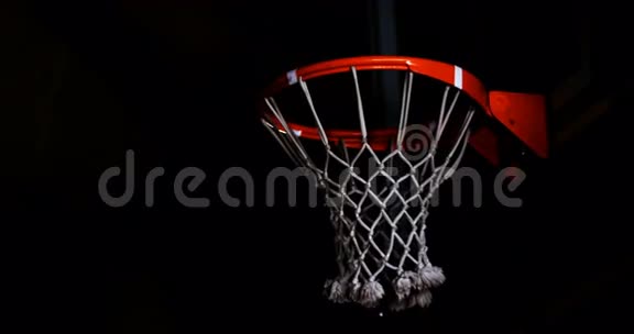 篮球穿过篮圈视频的预览图