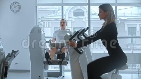 现代健身房年轻男女在白色现代健身房的训练视频的预览图