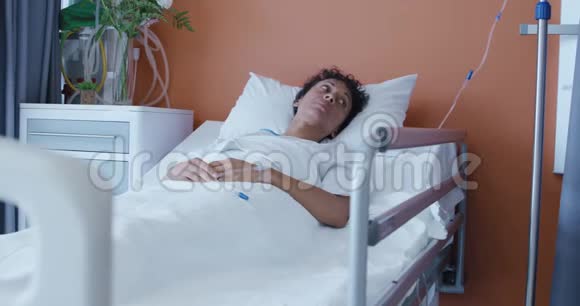 躺在病床上的女性病人视频的预览图