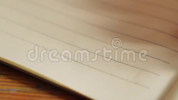 在笔记本上用钢笔写一封信视频的预览图