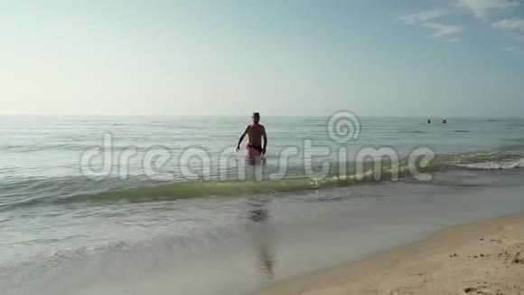 成年男子从海水中出来视频的预览图