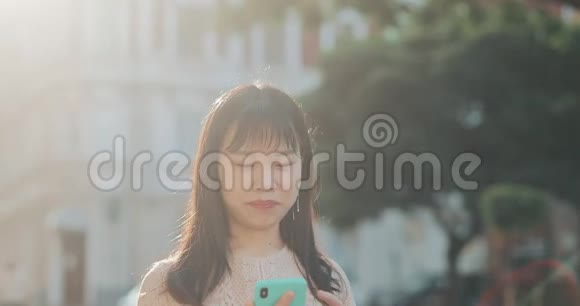 关闭亚洲女孩使用智能手机视频的预览图