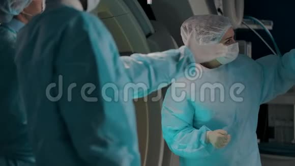 三个严肃的专业外科医生准备复杂的手术视频的预览图