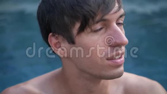 一位年轻人在泳池里尽情享受的特写照片视频的预览图