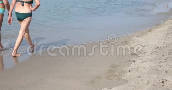 女人在海滩上散步视频的预览图