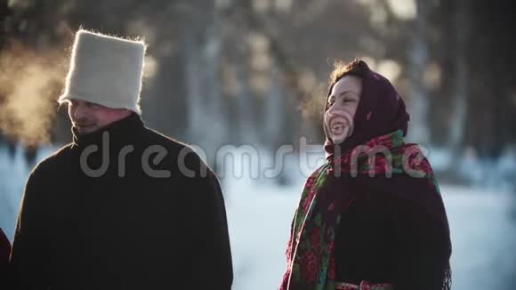 俄罗斯民间传说俄罗斯男女在阳光明媚的日子里对着镜头微笑视频的预览图